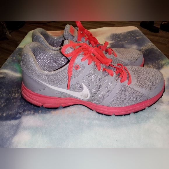 Woman's Nike Running Shoes - Picture 2 of 5